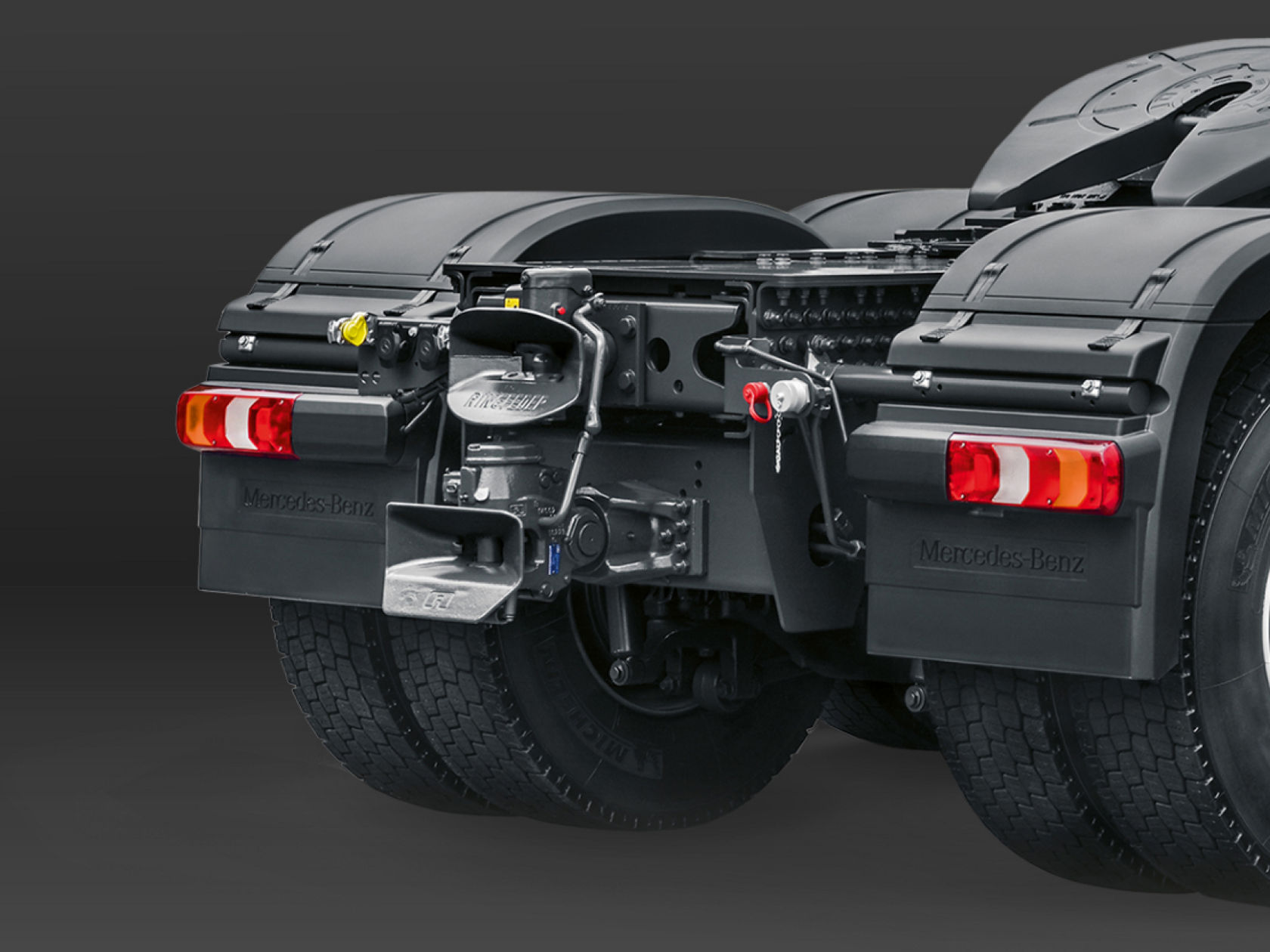 Heavy-duty coupling at the rear