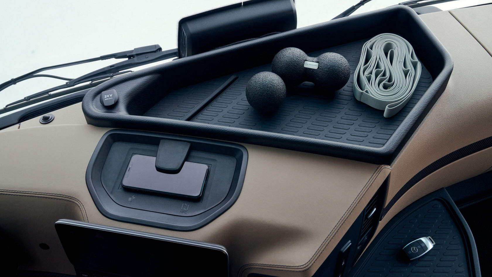 Stowage tray with anti-slip insert