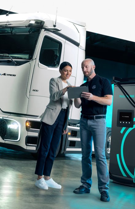 Mercedes-Benz Truck fählt auf Straße mit verschneiter Umgebung